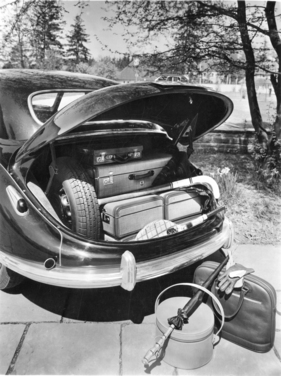 BMW 501 (1953) - erstaunlich grosser Gepäckraum mit stehend angeordnetem Reserverad