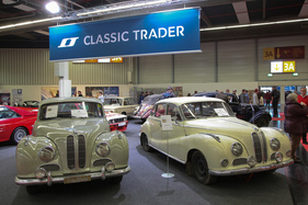 BMW 501 (1954) - angangeschrieben mit EUR 36'750, der 502 von 1957 trug ein Preisschild von EUR 40'000 (Retro Classics Bavaria 2017 in Nürnberg)