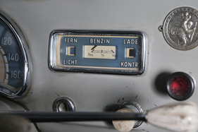 BMW 501 (1954) - deutlicht sichtbare Leuchten für Fernlicht und Ladezustand neben der Tankuhr
