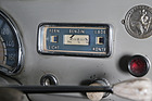 BMW 501 (1954) - deutlicht sichtbare Leuchten für Fernlicht und Ladezustand neben der Tankuhr