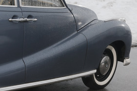 BMW 501 (1954) - die Kotflügel-Gestaltung erinnert an Vorkriegsautomobile