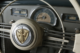BMW 501 (1954) - durch Druck auf die Lenkrad-Nabe konnten Blinkzeichen gegeben werden
