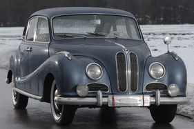 BMW 501 (1954) - eine stattliche Erscheinung, immerhin fast 1,8 Meter breit BMW 501 (1954) - eine stattliche Erscheinung, immerhin fast 1,8 Meter breit