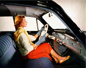 BMW 501 (1955) - liess sich offensichtlich auch von zarter Damenhand fahren