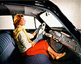 BMW 501 (1955) - liess sich offensichtlich auch von zarter Damenhand fahren