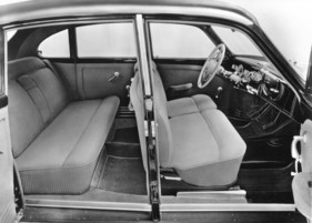 BMW 502 (1955) - breite Sitzbänke und viel Platz für fünf Personen