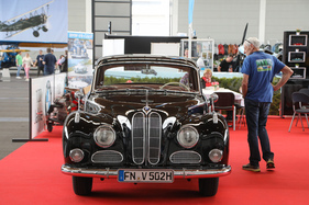 BMW 502 3.2 V8 (1959) - wurde 1971 gegen einen Motor-Rasenmäher eingetauscht (im Wert von CHF 790.50) - Klassikwelt Bodensee 2023