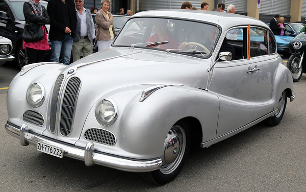 BMW 502 „Barockengel“ (1952) - 2580 ccm, 100 PS, Höchstgeschw. 160 km/h, das erstes Nachkriegsauto von BMW