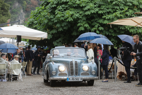 BMW 502 Cabriolet (1955) - mit dem Opernsänger am Lenkrad - Concorso d'Eleganza Villa d'Este 2023