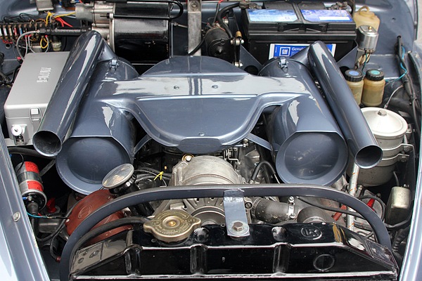 BMW 502 V8 (Barockengel) (1954) - Oldtimer in Obwalden OiO 2011 - Einblick in den Motorraum