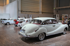 BMW 502 V8 Super (1958) - der grosse und teure Achtzylinder wirkt neben den Kleinstautomobilen jener Zeit noch grösser - Techno Classica 2016