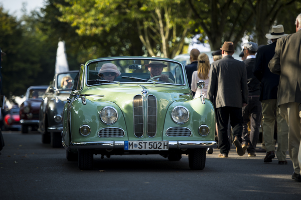 BMW 502 V8 bei einem Demonstrationslauf - Goodwood Revival 2014