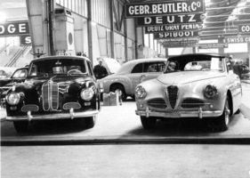 BMW 502 Worblaufen Cabriolet (1955) - daneben ein Alfa Romeo 1900 Super Sprint, dahinter das Cabriolet Lancia Aurelia - Genfer Automobilsalon 1955