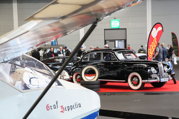 Bild: BMW 502 unter den Tragflächen des Grafen Zeppelin - Motorworld Classics Bodensee 2022