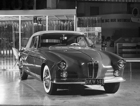 BMW 503 Cabrio (FIN #69002) geschlossen in der Farbe weinrot (zweifarbig) an der IAA 1955 in Frankfurt