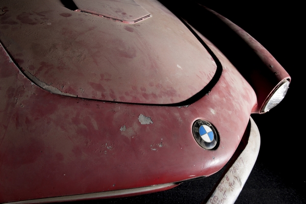 Bild: BMW 507 (1957) - das Ex-Auto von Hans Stuck und Elvis - unrestauriert - ausgestellt im BMW Museum im Jahr 2014