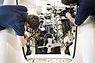 BMW 507 (1957) - der Motor wird eingebaut (© BMW AG, 2015) BMW 507 (1957) - der Motor wird eingebaut (© BMW AG, 2015)