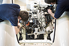 Bild: BMW 507 (1957) - der Motor wird eingebaut