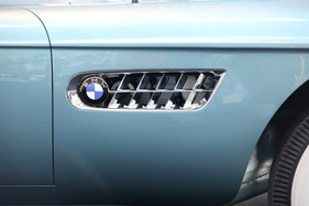 BMW 507 (1958) - die Chrom-Luftauslässe auf der Flanke glänzen wie damals - an der Retro Classics Stuttgart 2013 BMW 507 (1958) - die Chrom-Luftauslässe auf der Flanke glänzen wie damals - an der Retro Classics Stuttgart 2013