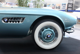 Bild BMW 507 (1958) - sogar die Reifen scheinen von damals zu sein - an der Retro Classics Stuttgart 2013