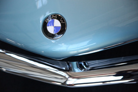 BMW 507 (1958) - stolz trägt er den Propeller auf dem Bug - an der Retro Classics Stuttgart 2013
