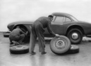 BMW 507 (1959) - Testwagen beim Reifenwechsel