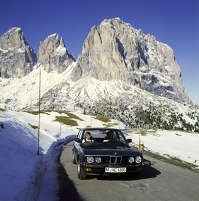 BMW 520i (1981) - zweite Generation E28 im Schnee