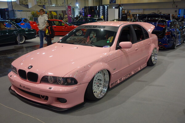 BMW 520i (2001) – die Farbe Rosa hat sich wohl... – Essen Motor Show 2023