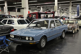 BMW 525 (1977) - E12 mit 121'000 km für EUR 14'900 angeboten, zu sehen im Tatort "Ich töte niemand" - Retro Classics Bavaria 2019