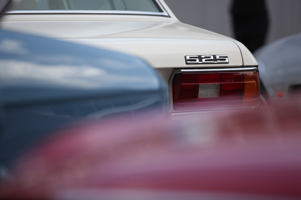 BMW 525 im Privatautomarkt zwischen den Hallen - Swiss Classic World Luzern 2018