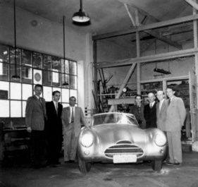 BMW 528/502-Sportwagen (1954) - mit den beim Bau involvierten Personen (von links nach rechts): Heinz Jacht, Karl Zylka, Paul List, Hermann Esch, Johann Genn, Willi Martini und ein unbekannter Mitarbeiter (1954)