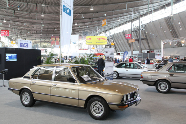 BMW 528 der Baureihe E12 auf dem Club-Stand - Retro Classics Stuttgart 2017