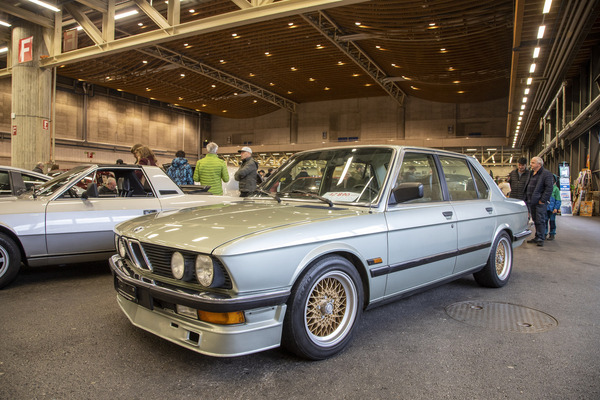 BMW 528i (1982) – Sechszylindersound und sportliche Optik inklusive – Swiss RetroMecanika 2023