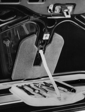 BMW 528i (1982) - Werkzeugset in der Kofferraumklappe