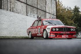 BMW 530i Competition Saloon (1981) in der bekannten Bastos Lackierung - als Lot 125 an der Versteigerung von Bonhams anlässlich der Spa Classic am 24. Mai 2015 (1981)