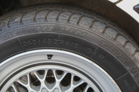 Bild BMW 535i (1990) - Michelin TRX Reifen mit der ungewöhnlichen Dimension 240/45 ZR 415