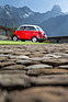 BMW 600 (1958) – Rundliches Auto vor scharfkantiger Kulisse