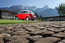 BMW 600 (1958) – Rundliches Auto vor scharfkantiger Kulisse (© Daniel Reinhard, 2022) BMW 600 (1958) – Rundliches Auto vor scharfkantiger Kulisse (© Daniel Reinhard, 2022)