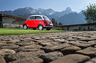 Bild: BMW 600 (1958) – Rundliches Auto vor scharfkantiger Kulisse