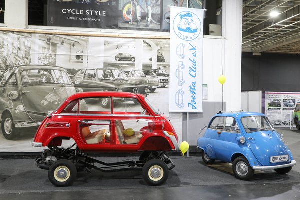 BMW 600 (1959) - Schaumodell neben einer normalen Isetta auf dem Clubstand - Bremen Classic Motorshow 2023