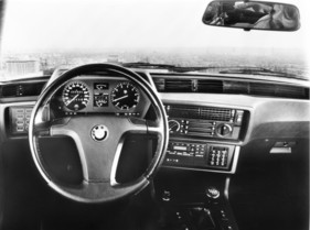 BMW 635 CSI (1982) - nach dem Facelift mit gleichgrossen Anzeigen für Drehzahl und Geschwindigkeit