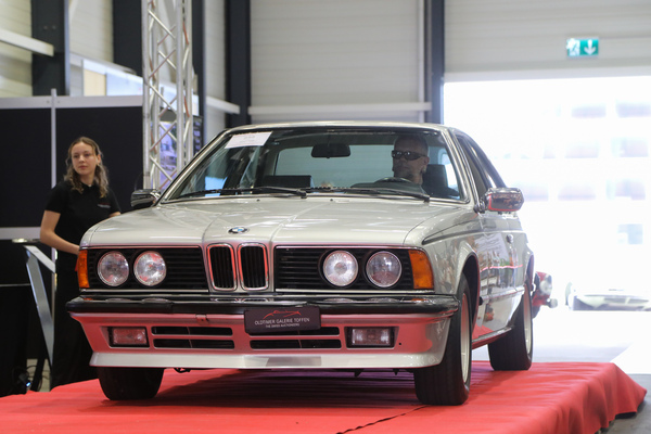 BMW 635 CSi (1979) - als Lot 08 an der Swiss Classic World Versteigerung der Oldtimer Galerie Toffen in Luzern am 3. Juni 2023