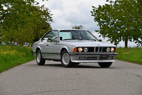 BMW 635 CSi (1979) - als Lot 08 angeboten an der Swiss Classic World Versteigerung der Oldtimer Galerie Toffen in Luzern am 3. Juni 2023