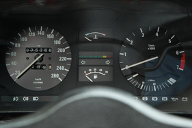 BMW 635 CSi (1986) - erst nach dem Facelift waren die Instrumente für Drehzahl und Geschwindigkeit gleich gross