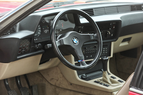 BMW 635 CSi (1986) - fahrerorientiertes Cockpit