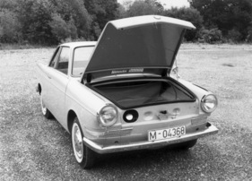 BMW 700 (1959) - Blick in den Kofferraum - zu sehen Ersatzrad und Tankstutzen