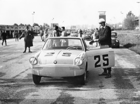 BMW 700 (1960) - Sieg bei der 2. Trofeo Alberto Ascari in Monza im Jahr 1960 - Greger/Stuck entschieden die 12-Stunden-Geschwindigkeitsprüfung mit einem Schnitt von 129,7 km/h für sich, vor einem weiteren BMW 700