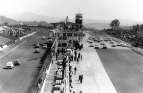 BMW 700 (1963) - Start der Klasse bis 700 cm3 beim Sechsstunden-Rennen auf dem Nürburgring im Jahr 1963, die Klasse bis 850 cm3 ist bereits auf der Gegengeraden