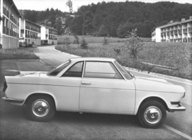 BMW 700 C (1964) – in einer modernen Wohnsiedlung