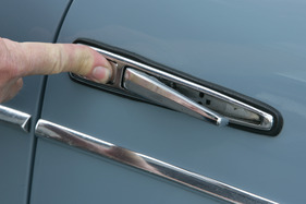 BMW 700 LS (1962) - auf Druck klappen die Türöffner aus